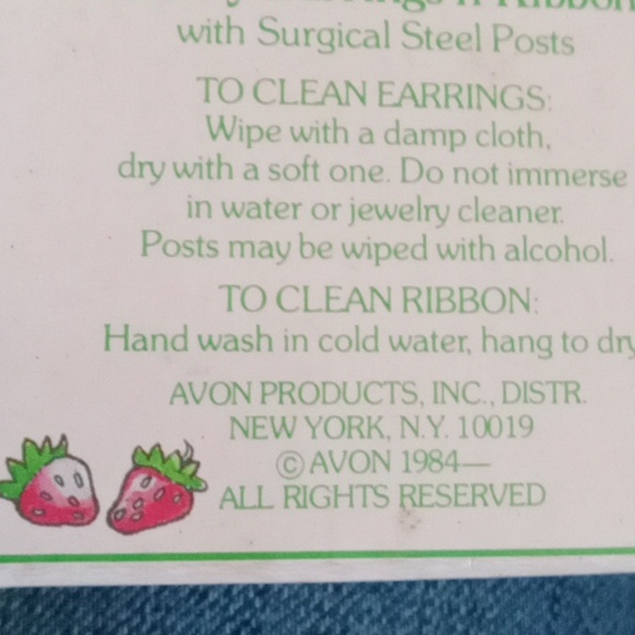 Avon 1984Vintage strawberry Gift set studs pierced WITH ribbon - Picture 7 of 7